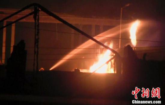 消防人員在現(xiàn)場進行滅火。