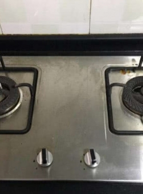 燃?xì)庠羁偸浅觥包S火”？清理火眼或撥動(dòng)灶底的小鐵片，火力一下變正常