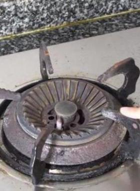 燃?xì)庠畲蚧鹗ъ`打不著火先看看電池和點火針有沒有問題